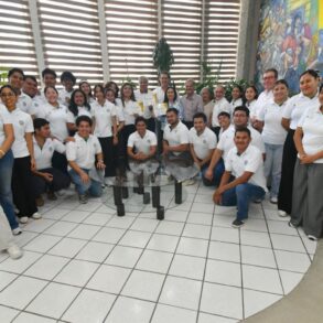 Alumnos y profesores de la UJAT celebrando resultados en el Maratón ANFECA en Oaxaca.