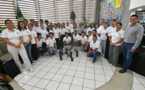 Alumnos y profesores de la UJAT celebrando resultados en el Maratón ANFECA en Oaxaca.