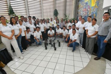 Alumnos y profesores de la UJAT celebrando resultados en el Maratón ANFECA en Oaxaca.
