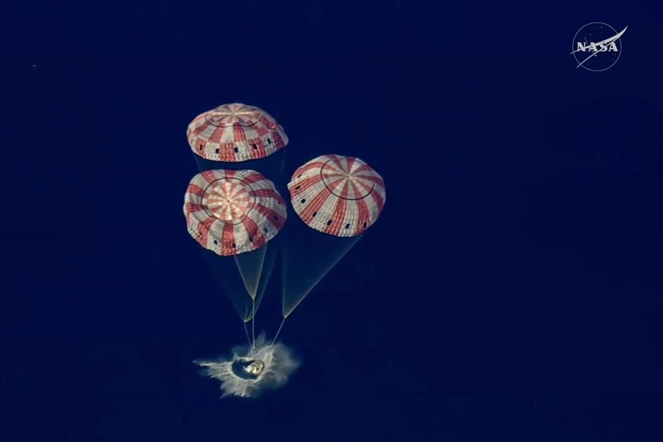 Cápsula Orión de la misión Artemis II descendiendo con tres paracaídas sobre el océano Pacífico frente a San Diego
