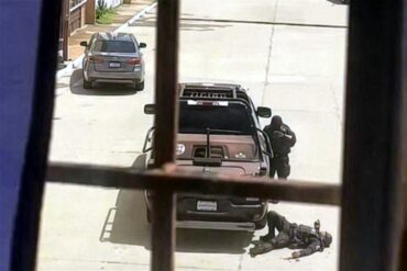 policía tendido junto a patrulla durante operativo tras balacera en Villa El Cielo Villahermosa