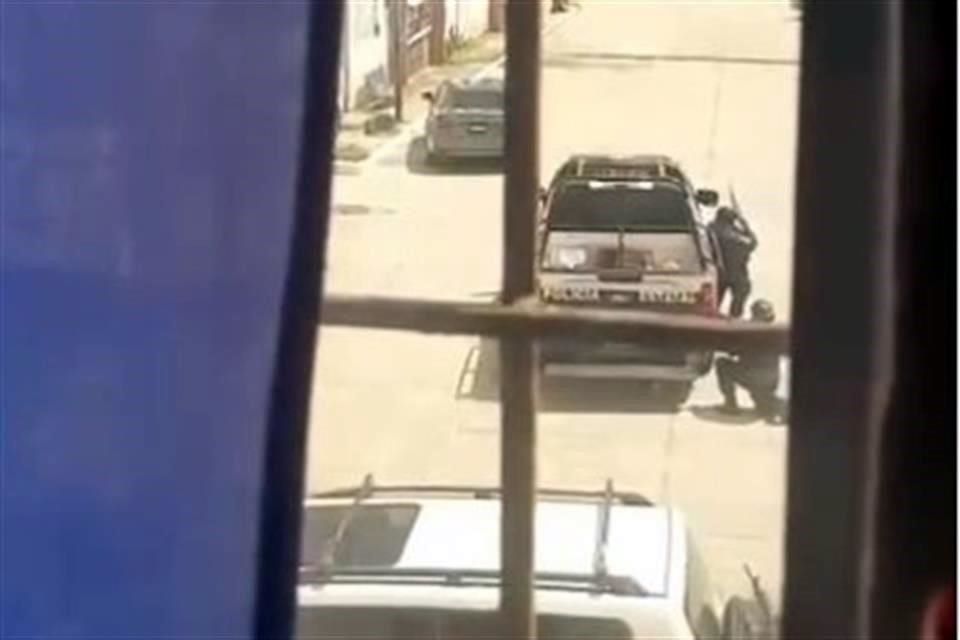 policías resguardándose detrás de patrulla durante enfrentamiento armado en Villa El Cielo Villahermosa