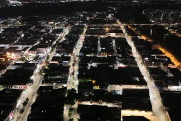 Vista aérea nocturna del Barrio Mágico de Villahermosa con las 204 luminarias LED encendidas en las calles del centro histórico