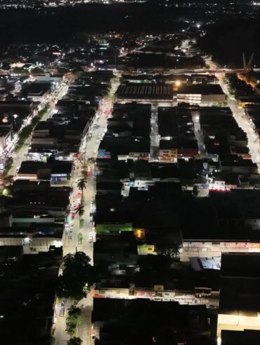 Vista aérea nocturna del Barrio Mágico de Villahermosa con las 204 luminarias LED encendidas en las calles del centro histórico