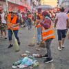 Brigadas de limpia retirando basura tras desfile masivo en Villahermosa