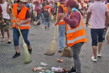 Brigadas de limpia retirando basura tras desfile masivo en Villahermosa