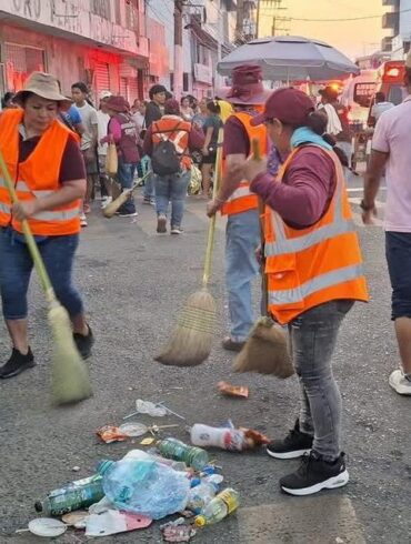 Brigadas de limpia retirando basura tras desfile masivo en Villahermosa