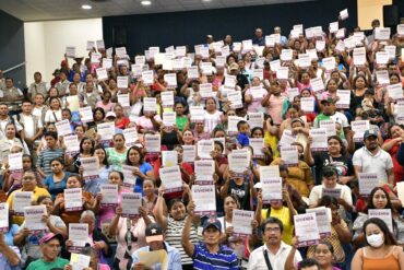 Familias muestran certificados del programa Viviendas del Bienestar en Tabasco