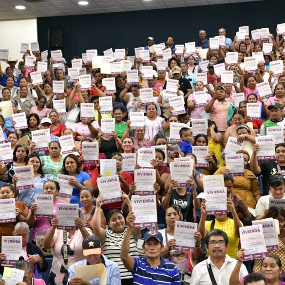 Familias muestran certificados del programa Viviendas del Bienestar en Tabasco