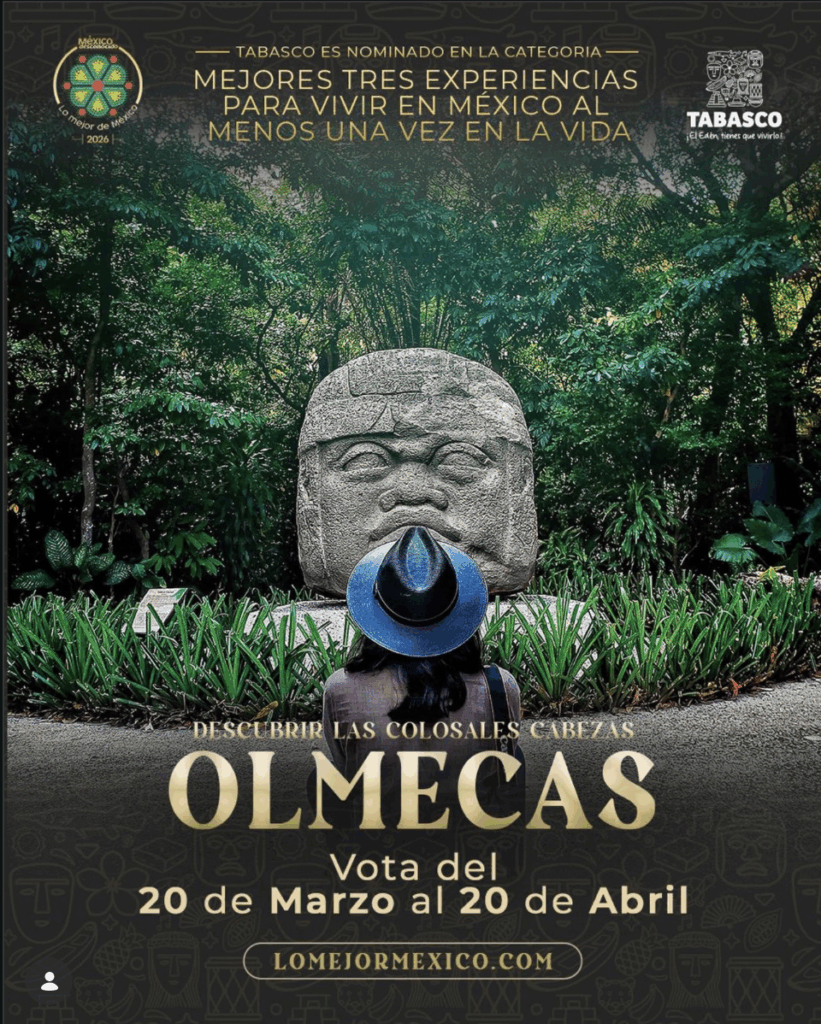 Visitante observa una cabeza colosal olmeca en el Parque Museo La Venta rodeada de vegetación tropical en Villahermosa.