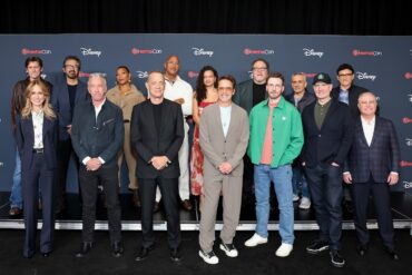 Robert Downey Jr. y los hermanos Russo durante la presentación de Disney en CinemaCon 2026.