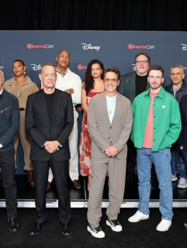 Robert Downey Jr. y los hermanos Russo durante la presentación de Disney en CinemaCon 2026.