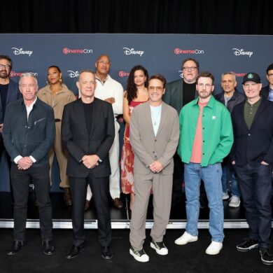 Robert Downey Jr. y los hermanos Russo durante la presentación de Disney en CinemaCon 2026.
