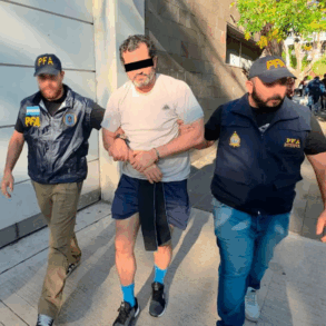 Contralmirante mexicano detenido en Argentina por huachicol fiscal custodiado por agentes de Interpol