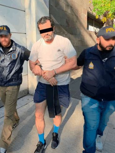 Contralmirante mexicano detenido en Argentina por huachicol fiscal custodiado por agentes de Interpol