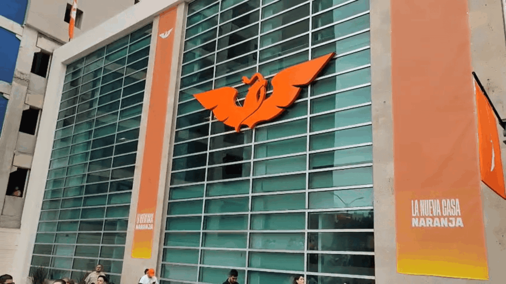 Sede de Movimiento Ciudadano con emblema naranja en fachada de edificio