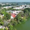 Vista aérea de instalaciones del CECyTE Tabasco rodeadas por laguna y vegetación