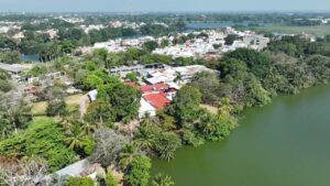 Vista aérea de instalaciones del CECyTE Tabasco rodeadas por laguna y vegetación