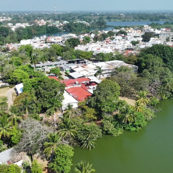 Vista aérea de instalaciones del CECyTE Tabasco rodeadas por laguna y vegetación