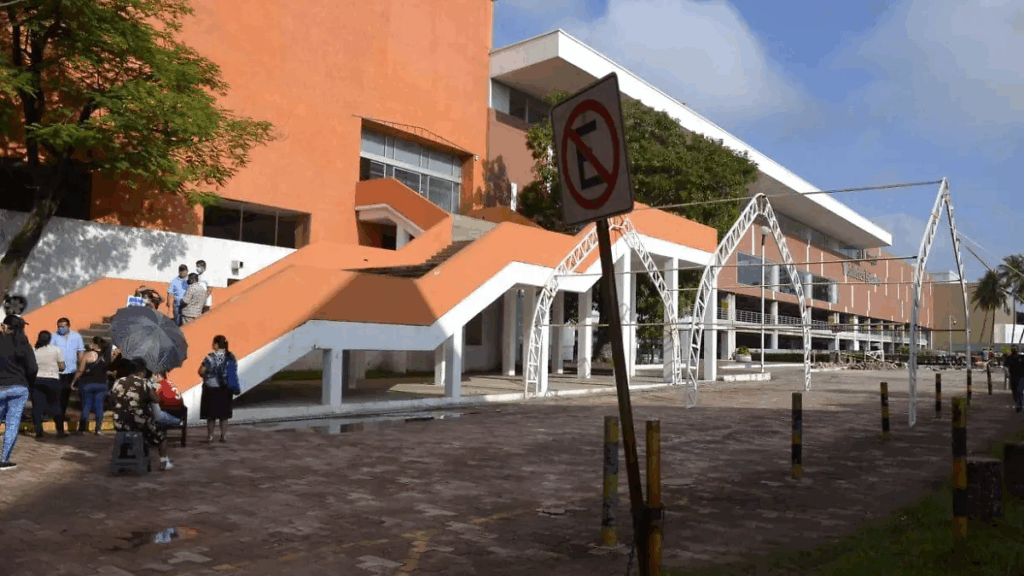 Fachada del Centro de Convenciones Tabasco 2000 en Avenida Planetario, Villahermosa, Tabasco, inmueble en operación puesto en venta por el Gobierno del Estado en abril de 2026 por 216 millones de pesos