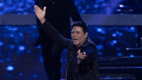 Chayanne señalando al público con el micrófono en la mano durante su concierto en el Auditorio Nacional en abril de 2026
