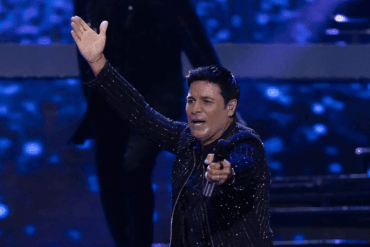Chayanne señalando al público con el micrófono en la mano durante su concierto en el Auditorio Nacional en abril de 2026