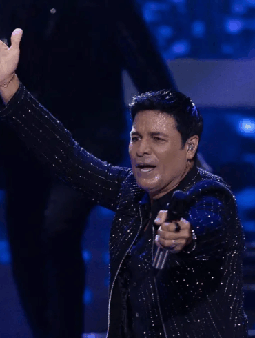 Chayanne señalando al público con el micrófono en la mano durante su concierto en el Auditorio Nacional en abril de 2026
