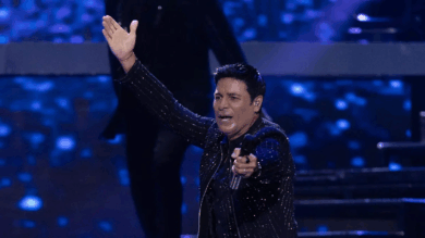 Chayanne señalando al público con el micrófono en la mano durante su concierto en el Auditorio Nacional en abril de 2026