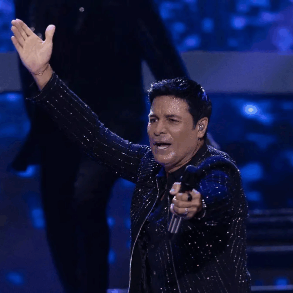 Chayanne señalando al público con el micrófono en la mano durante su concierto en el Auditorio Nacional en abril de 2026