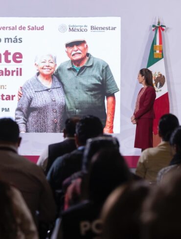 Presidenta Claudia Sheinbaum durante la mañanera anunciando el decreto del Servicio Universal de Salud y calendario de credencialización.