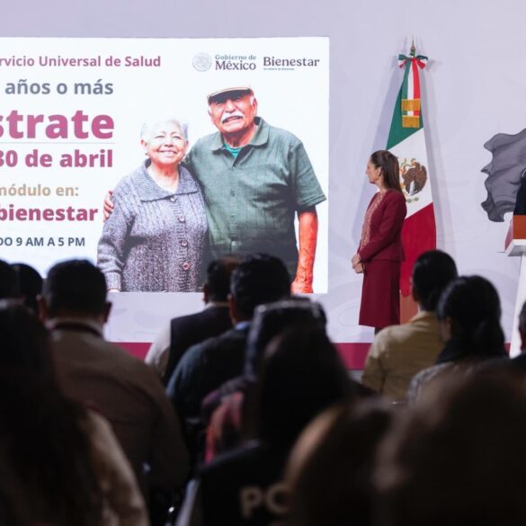 Presidenta Claudia Sheinbaum durante la mañanera anunciando el decreto del Servicio Universal de Salud y calendario de credencialización.