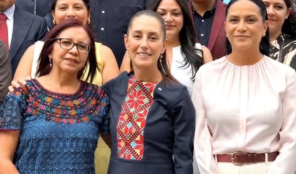 Claudia Sheinbaum posa junto a Ariadna Montiel y Leticia Ramírez tras anunciar cambios en Bienestar