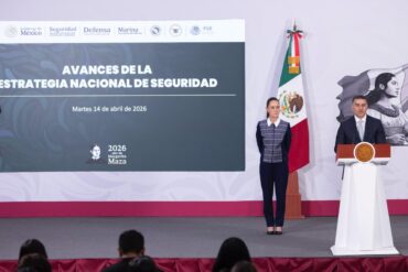 Presidenta Claudia Sheinbaum informando sobre la reducción de homicidios en la conferencia matutina de 2026.