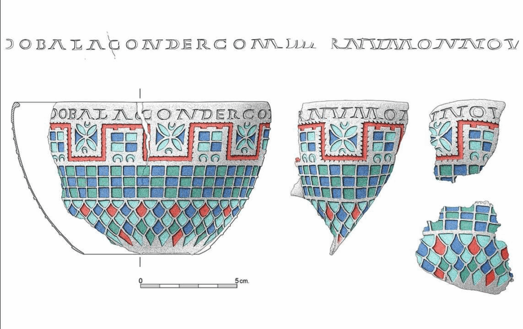 Fragmentos ensamblados de la copa de Berlanga mostrando decoración esmaltada en azul, verde y rojo con torretas del Muro de Adriano y escala métrica