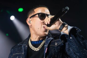 Daddy Yankee sonriendo tras el anuncio de la Academia Latina de la Grabación como Persona del Año 2026.