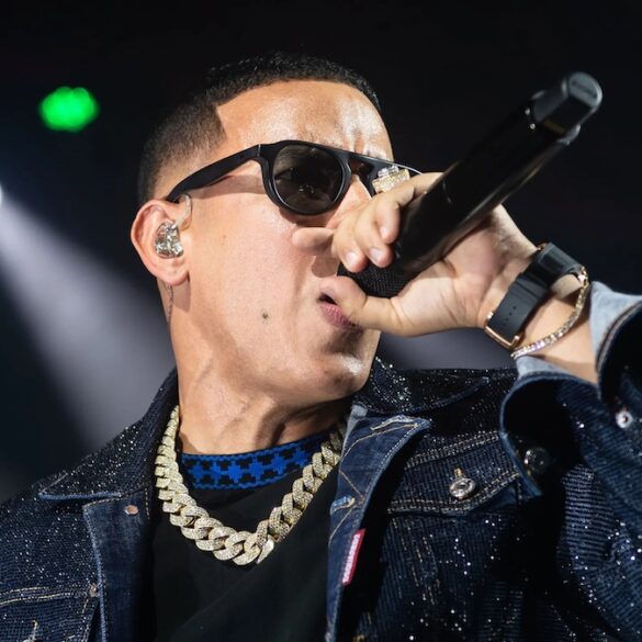 Daddy Yankee sonriendo tras el anuncio de la Academia Latina de la Grabación como Persona del Año 2026.