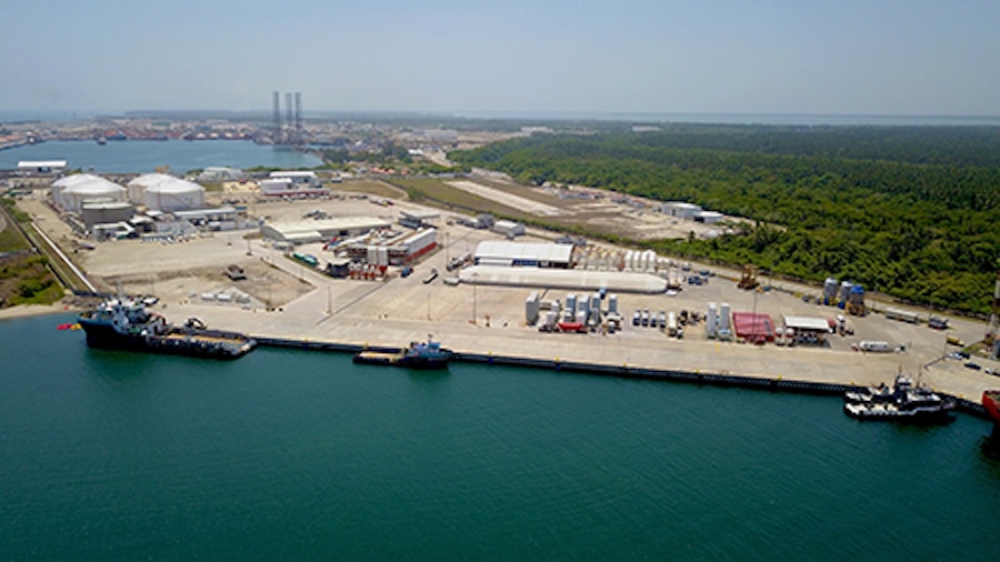 Vista aérea del Puerto de Dos Bocas, Paraíso, Tabasco, 2018. Instalaciones portuarias con embarcaciones atracadas y vegetación selvática al fondo.