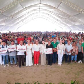 Entrega masiva de láminas a familias en Centro Tabasco con asistencia multitudinaria