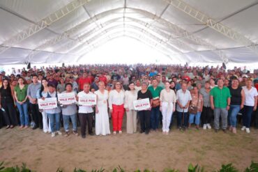 Entrega masiva de láminas a familias en Centro Tabasco con asistencia multitudinaria