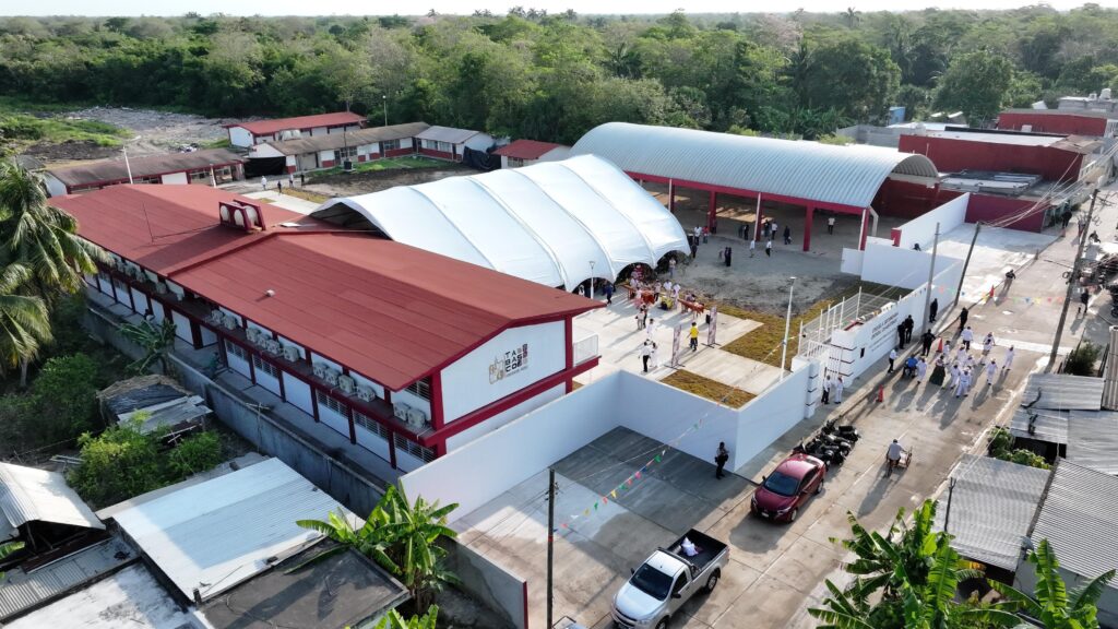 Vista aérea de escuela rehabilitada con nuevas aulas en Nacajuca Tabasco