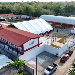 Vista aérea de escuela rehabilitada con nuevas aulas en Nacajuca Tabasco