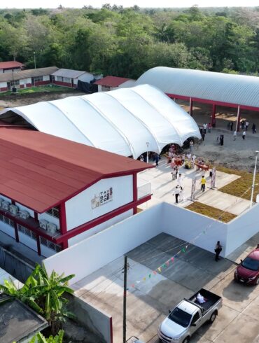 Vista aérea de escuela rehabilitada con nuevas aulas en Nacajuca Tabasco