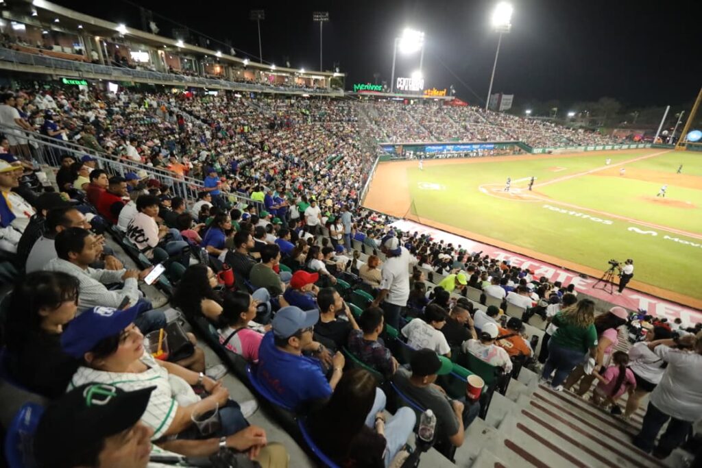 Una bandera monumental cubrió el campo del Estadio Centenario durante la ceremonia inaugural de la temporada 2026.