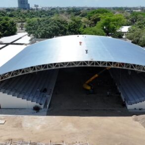 Vista frontal de la nave ganadera con cubierta metálica en construcción