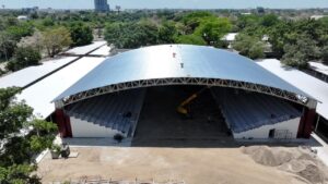 Vista frontal de la nave ganadera con cubierta metálica en construcción