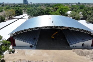 Vista frontal de la nave ganadera con cubierta metálica en construcción