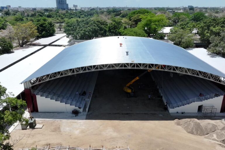Vista frontal de la nave ganadera con cubierta metálica en construcción