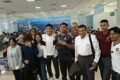 Delegación de estudiantes del CETis 70 de Tabasco junto al gobernador Javier May en aeropuerto de Villahermosa antes de viajar a festival nacional