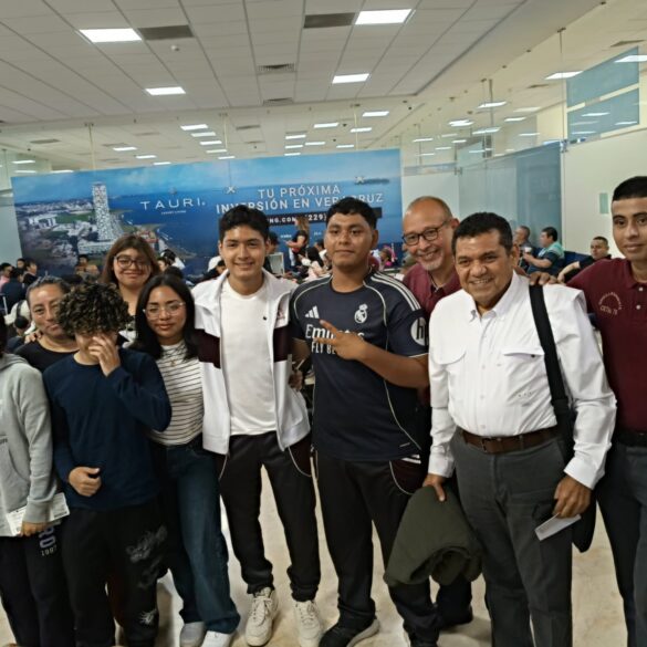 Delegación de estudiantes del CETis 70 de Tabasco junto al gobernador Javier May en aeropuerto de Villahermosa antes de viajar a festival nacional