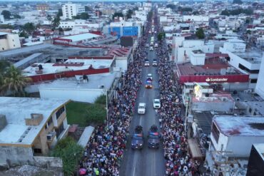Vista aérea de la avenida Gregorio Méndez desbordada de asistentes durante el Desfile de Carros Alegóricos de la Feria Tabasco 2026 en Villahermosa, Tabasco